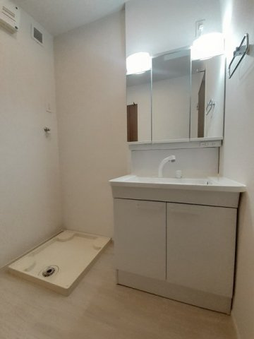 ジェルメメゾン　Ⅰの洗面所|三面鏡の洗面台です☆