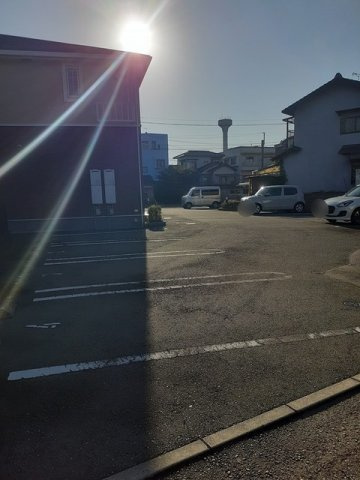 ＳＵＮ・ＢＲＩＧＨＴの駐車場|駐車スペースもあります☆