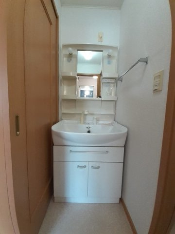 シャルマン壱番館の洗面所|明るい洗面所です★