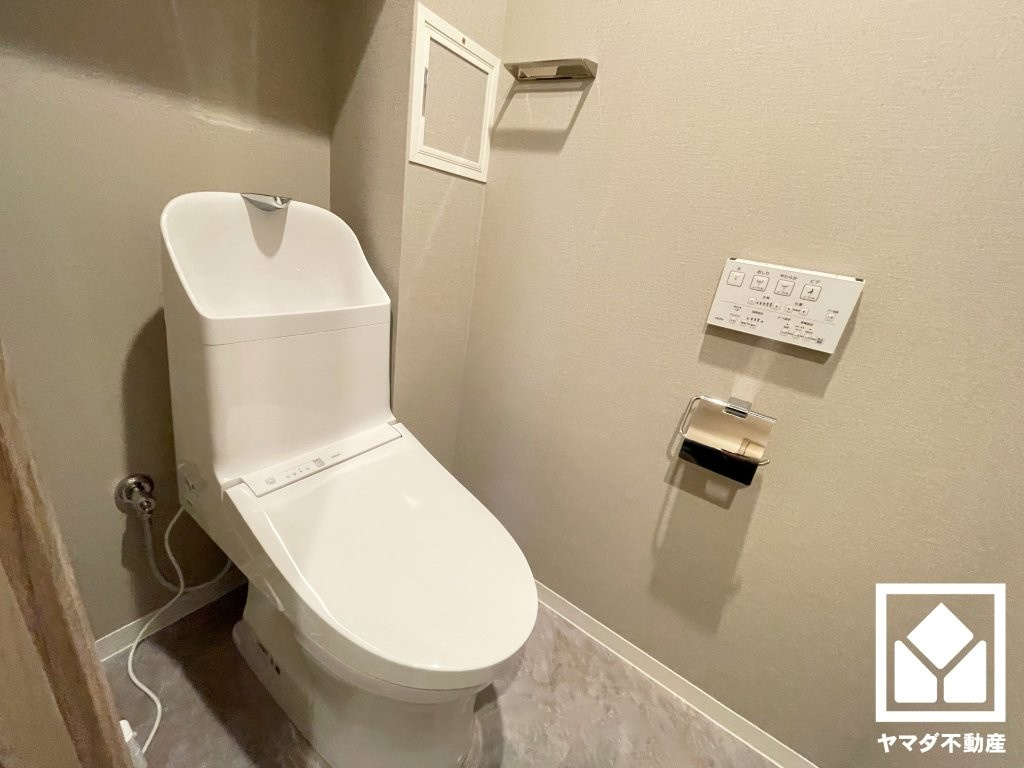 セルヴィオ3番館のトイレ|明るく清潔感溢れるトイレです。温水洗浄便座付きで、季節を問わずいつでも温かい便座をお使いいただけます。トイレットペーパーのストックや消耗品置き場などとしてお使いいただける吊戸棚もございます。