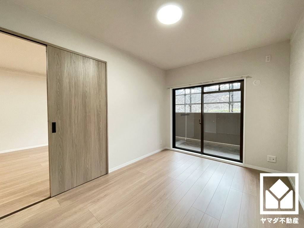 セルヴィオ3番館の寝室|約6.4帖の洋室です。バルコニーにつながるお部屋で、通風・陽当たり良好。