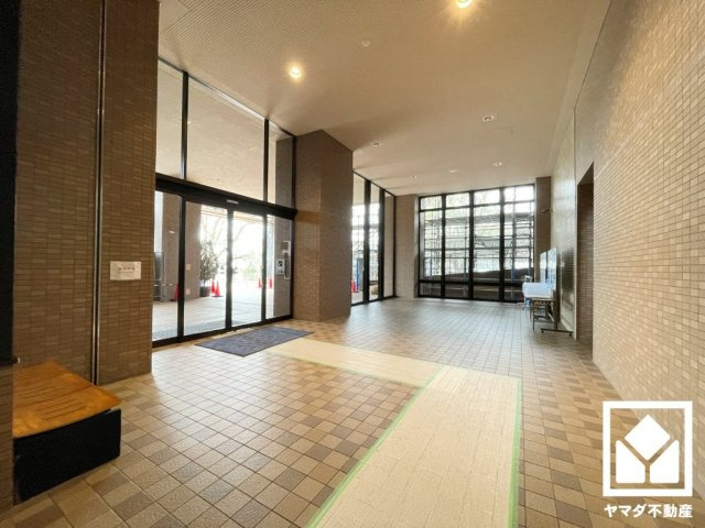 セルヴィオ3番館のロビー|開放的で落ち着いたロビーが、心を癒すひとときを演出。くつろぎと気品が共存する、快適な住まい。
