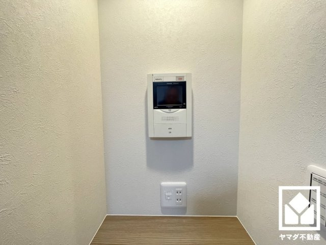セルヴィオ3番館の防犯設備|突然の来訪時にも防犯面で心強いモニター付きインターホンを設置。お留守番中のお子様も、室内からスムーズに相手の確認ができます。