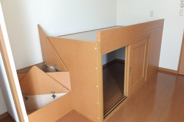 レオパレスＶｅｒｄｅの内装|1階はフローリング、2階はじゅうたんです。