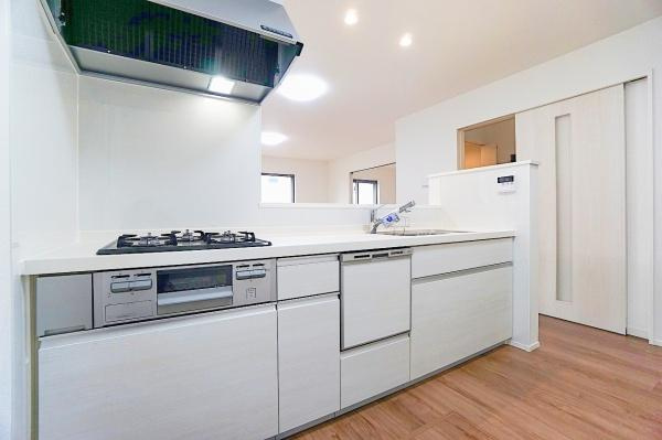 横浜市南区別所中里台の新築一戸建の内観：施工例|同仕様のキッチンです！
食器洗機付きになります！
設備、収納充実のキッチンです。
