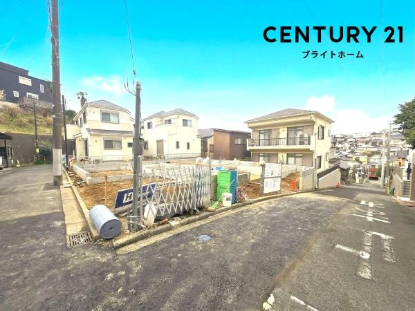 横浜市南区別所中里台の新築一戸建の前面道路含む現地写真|車通りが少ない為、小さなお子様にも安心です。
是非一度、現地へ起こしください。