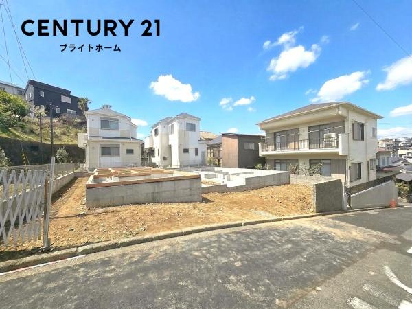 横浜市南区別所中里台の新築一戸建の前面道路含む現地写真|落ち着いた街並みになります。
陽当り良好の明るい住まい♪