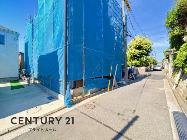 横浜市南区別所中里台の新築一戸建の前面道路含む現地写真|落ち着いた街並みになります。
陽当り良好の明るい住まい♪