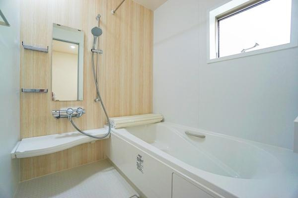 横浜市南区別所中里台の新築一戸建の内観：施工例|同仕様の浴室です。
広々としたバスルームで一日の疲れを癒して下さい。
もちろん浴室換気乾燥暖房機付きです。