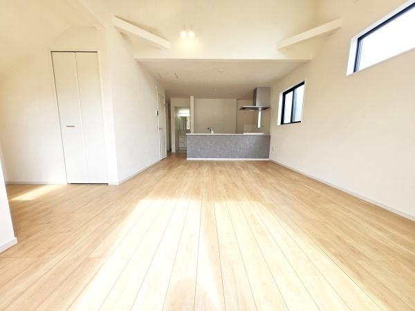 横浜市磯子区岡村１丁目の新築一戸建の居間・リビング|家族が自然と集まるリビングは
落ち着きのある空間です♪