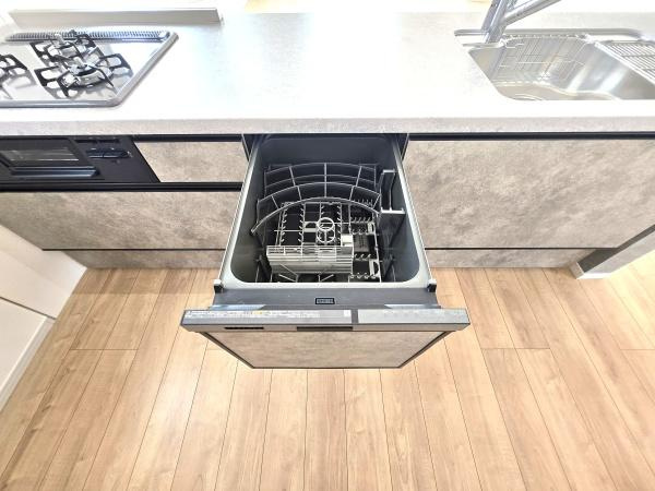 横浜市磯子区岡村１丁目の新築一戸建のキッチン|食洗器付きなのは家事の負担を軽減してくれる嬉しいポイント♪
広々としたキッチンはお子様と並んでお料理できます。
※家具等はCGでの参考レイアウトです。