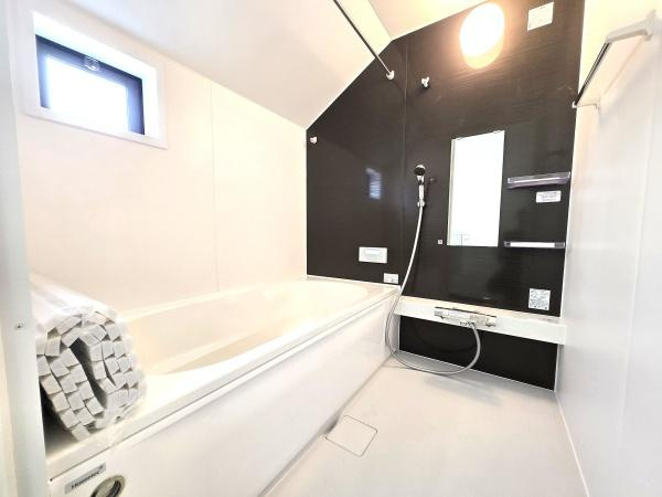 横浜市磯子区岡村１丁目の新築一戸建の浴室|窓付きの浴室です。
このバスルームで一日の疲れを癒してください！