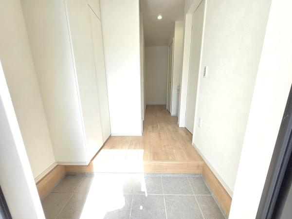 横浜市磯子区岡村１丁目の新築一戸建の玄関|この明るい玄関が気持ちよく迎え入れてくれます。