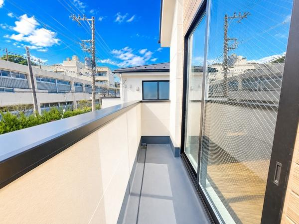 横浜市磯子区岡村１丁目の新築一戸建のバルコニー|陽当り良好のバルコニー！
風通しもよく気持ちいいです
