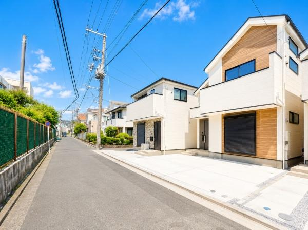 横浜市磯子区岡村１丁目の新築一戸建の前面道路含む現地写真|落ち着いた街並みになります。
陽当り良好の明るい住まい♪