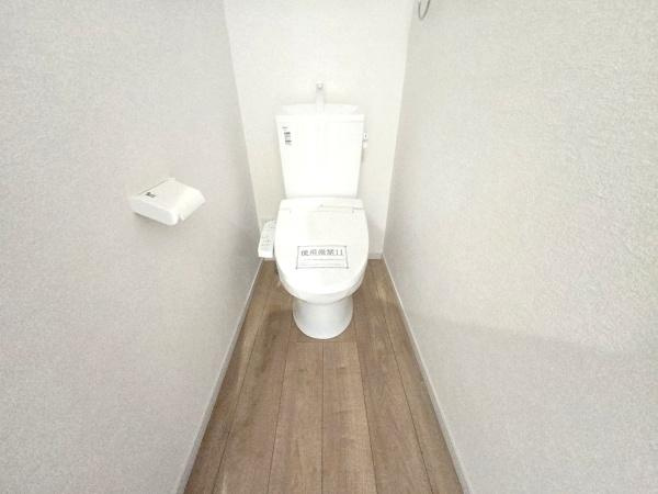 横浜市磯子区岡村１丁目の新築一戸建のトイレ|清潔感のある内装のすっきりとしたデザインのトイレです。
水周りが綺麗だと安心ですね。
