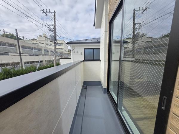 横浜市磯子区岡村１丁目の新築一戸建のバルコニー|陽当り良好のバルコニー！
風通しもよく気持ちいいです