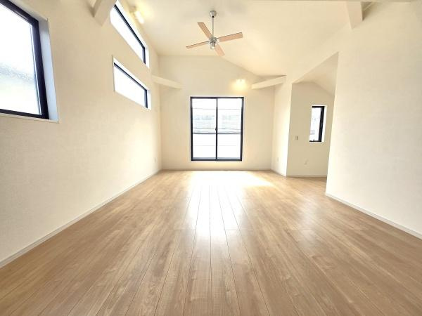 横浜市磯子区岡村１丁目の新築一戸建の居間・リビング|明るいLDK！！
陽当たり良好です。