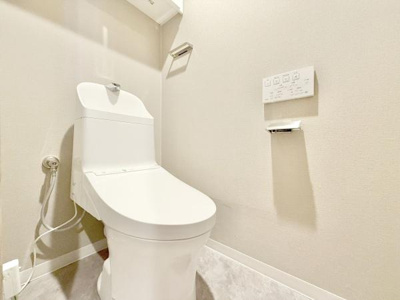 【トイレ】 | ユニライフ堺・宿院 | 節水型でエコなトイレには、今では当たり前のウォシュレット付き。便座を温める機能付き！