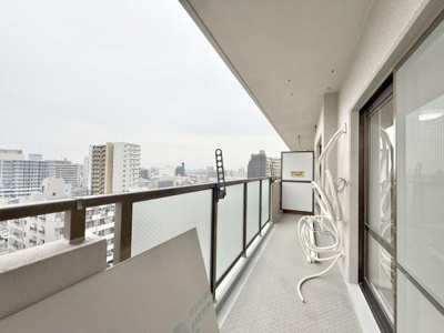 【バルコニー】 | ユニライフ堺・宿院 | 物干しセットを追加すれば、一度にたくさんのお洗濯物が干せるのが魅力！
太陽の光と爽やかな風を受けたお洗濯物はあっという間に乾き、取りこむ時には太陽の匂いを感じられそうですね♪