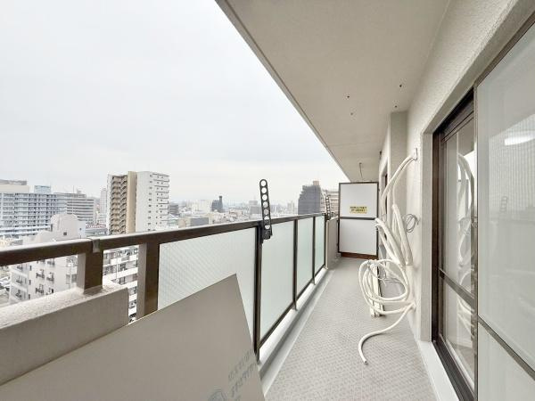 【バルコニー】 | ユニライフ堺・宿院 | 物干しセットを追加すれば、一度にたくさんのお洗濯物が干せるのが魅力！
太陽の光と爽やかな風を受けたお洗濯物はあっという間に乾き、取りこむ時には太陽の匂いを感じられそうですね♪