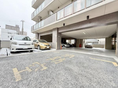 【駐車場】 | ユニライフ堺・宿院 | お車の出し入れも楽々ですね♪現地駐車場部分になります！駐車場空有です！
