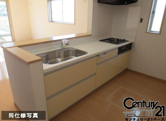 リナージュ学園大和町 ２号棟 ／新築一戸建の内観：施工例|■キッチンパネルは油などの汚れが付着しにくく、毎日のお手入れが簡単なので清潔なキッチンが保てます！■