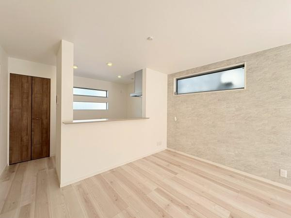 川崎市宮前区東有馬１丁目の新築一戸建の内装|対面式キッチンなのでリビングにいるご家族の様子を見守りながらお料理することが出来ます！キッチンスペースにはパントリーがあり食品のストックがあっても安心ですね！