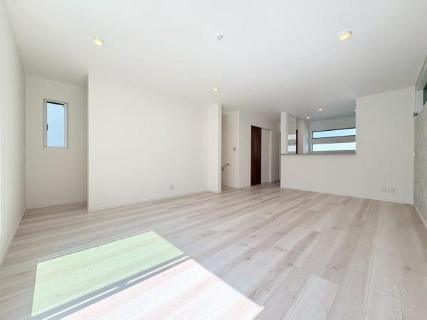 川崎市宮前区東有馬１丁目の新築一戸建の居間・リビング|LDK17.89帖！陽当りが良く広々したリビングですね。
