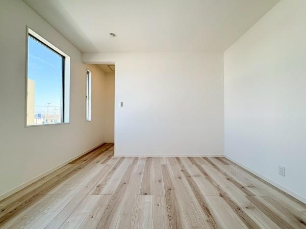 川崎市宮前区東有馬１丁目の新築一戸建の寝室|寝室6.56帖！ウォークインクローゼットがあります！ベッドを置いても充分な広さがあります。