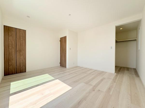 川崎市宮前区東有馬１丁目の新築一戸建の洋室|洋室8.26帖！ウォークインクローゼットと物入スペースがあります。