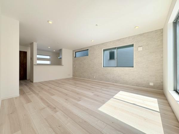 川崎市宮前区東有馬１丁目の新築一戸建の居間・リビング|家族みんなが爽やかに健やかに過ごせるように、溢れる光をたっぷり取り込んだリビングダイニング。集いの場、憩いの場としての快適性を求めたやすらぎの空間です。