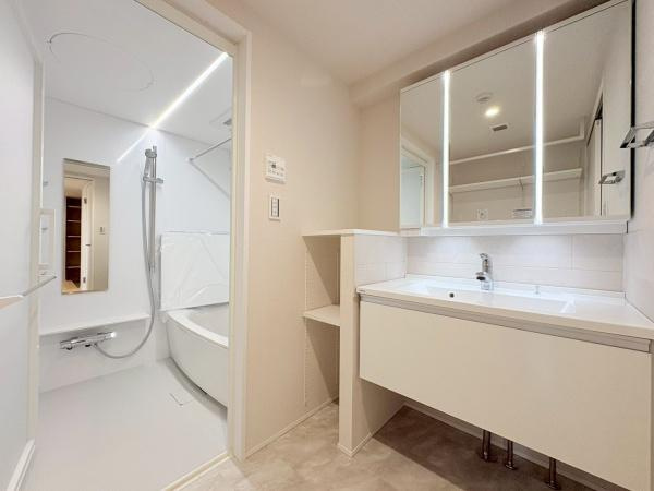 クオス宮崎台の独立洗面台|広々した明るい洗面室です！