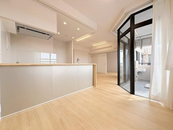 クオス宮崎台の居間・リビング|LDK16.7帖！窓が大きく陽当り良好なので開放的な空間です！