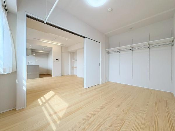 クオス宮崎台の子供部屋|子供部屋5.1帖！リビングと繋がるお部屋なので広く使うことも仕切りをつけてお使いいただくこともできます。