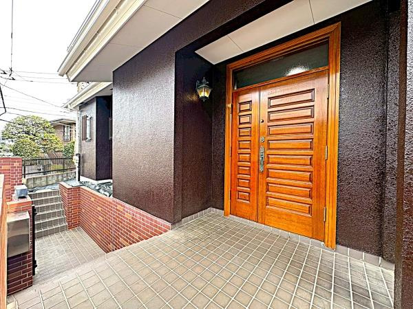 横浜市鶴見区梶山２丁目の中古一戸建の玄関
