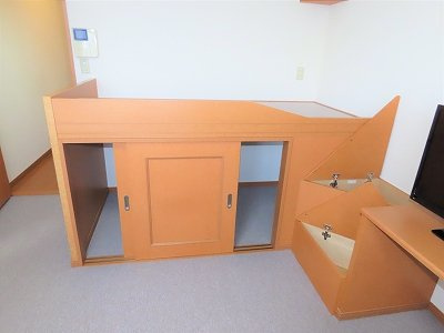 レオパレス神田町の内装|ベッド下、階段下は大容量収納！