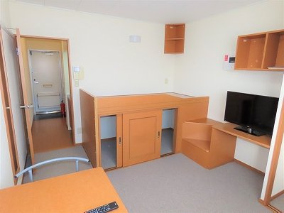 レオパレス神田町の居間・リビング|カーペットのお部屋です