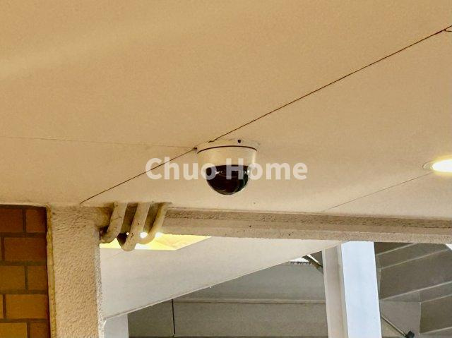 コープ野村亀戸西棟の防犯設備|【防犯カメラ】何かあった時の大事な証拠になることももちろんなりますが、防犯というくらいですので大事なのは防犯カメラがあることによって抑止力につながることですよね。