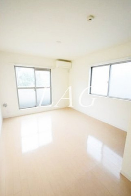 【居間・リビング】 | メルベーユみかど | 洋室のお部屋です。