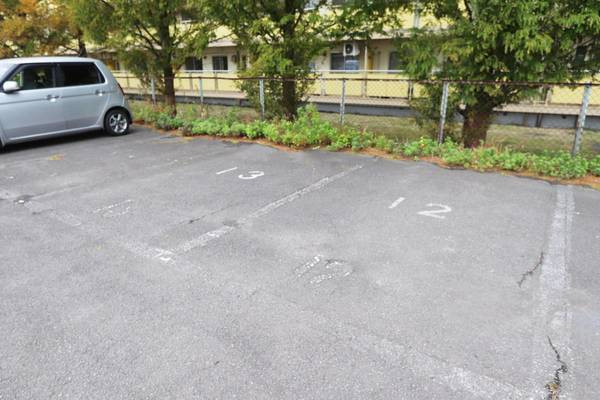 ビレッジハウス仁賀保1号棟の駐車場|駐車場があるので、車を買う予定の方も安心です