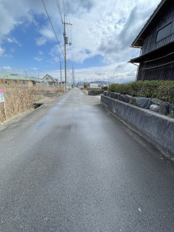多喜浜2丁目　売土地の前面道路含む現地写真