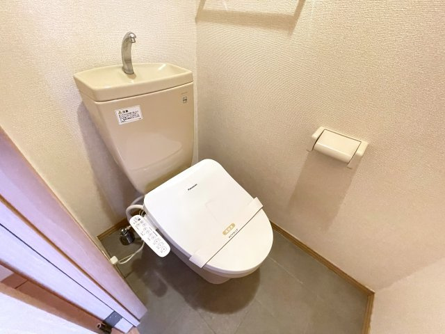 フォリオ春日部のトイレ|※左右反転タイプ・別室の写真になります。