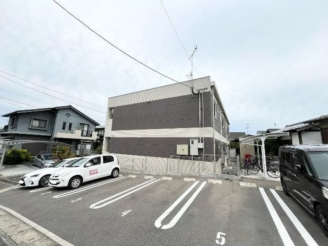 グランレーヴ弥生の駐車場