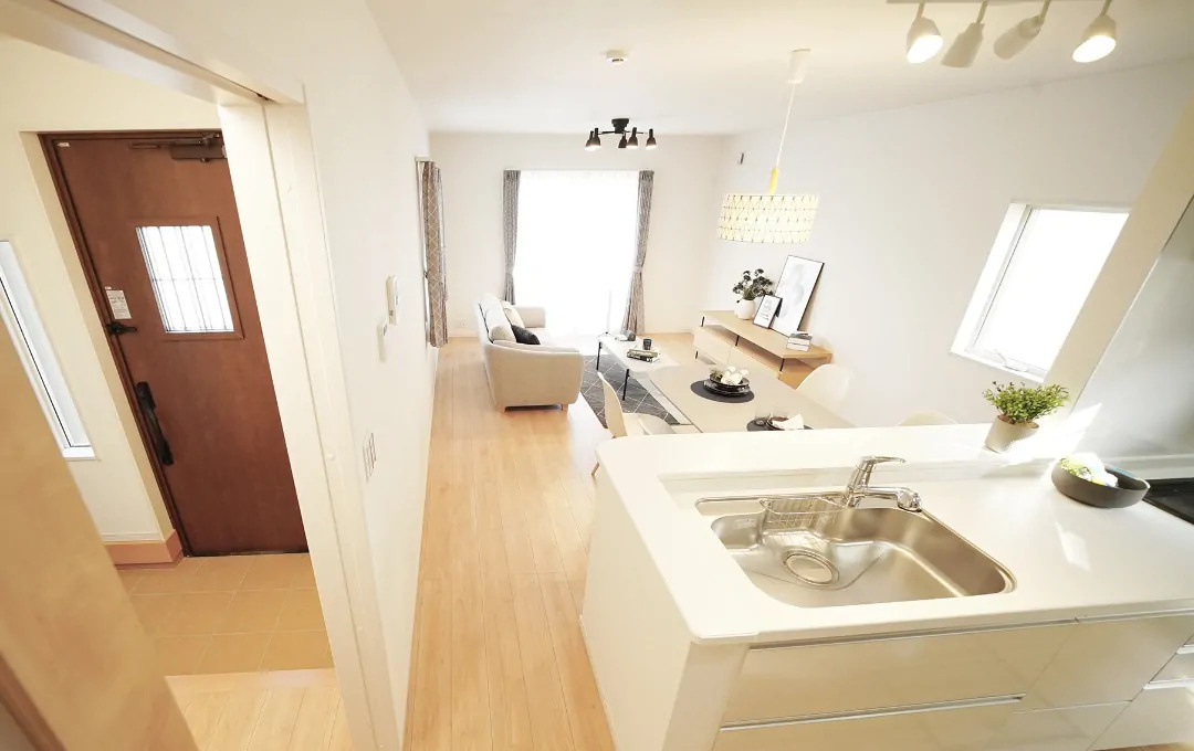 仲介手〇料不要　リーブルガーデン東区戸島第十三【託麻東小・二岡中】のキッチン|スッキリ工夫　収納上手玄関　大容量の収納力が、家族も来客も　スマートにもてなします。