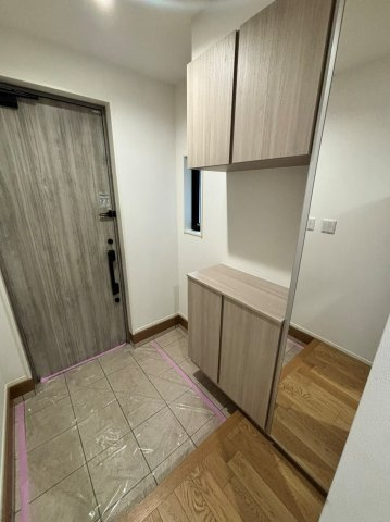 川口市峯戸建の玄関