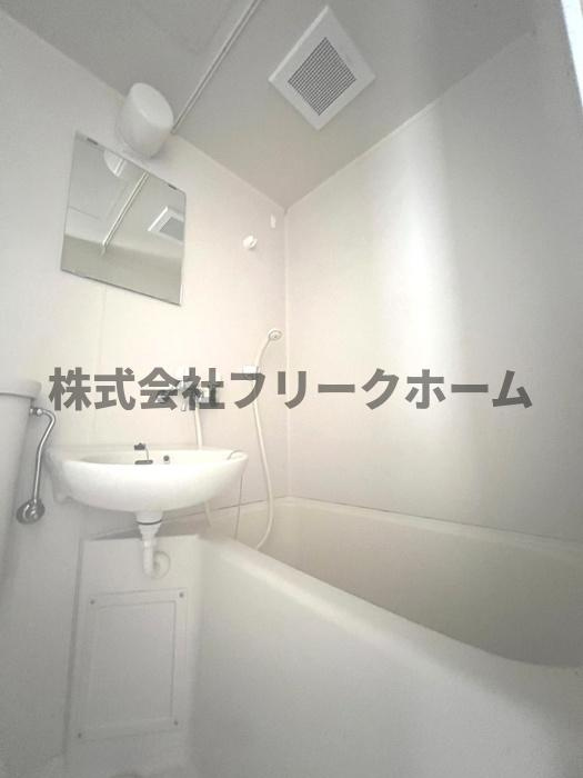 三鷹市下連雀３丁目のアパートの浴室