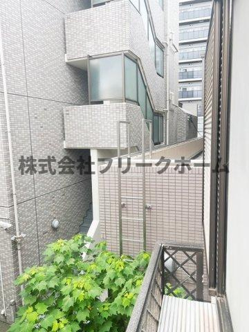 三鷹市下連雀３丁目のアパートのバルコニー