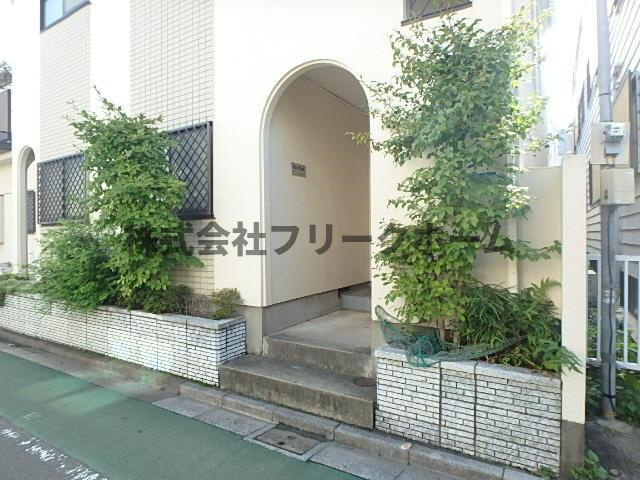 三鷹市下連雀３丁目のアパートのロビー