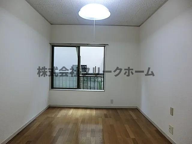 三鷹市下連雀３丁目のアパートの居間・リビング